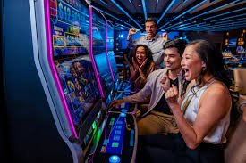 Antarmuka platform qqmaster menampilkan sportsbook, kasino langsung, dan permainan slot