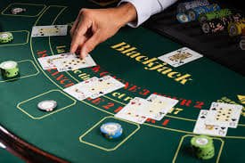 Tampilan layar aplikasi qqmaster menampilkan menu utama dengan opsi sportsbook, kasino langsung, dan slot
